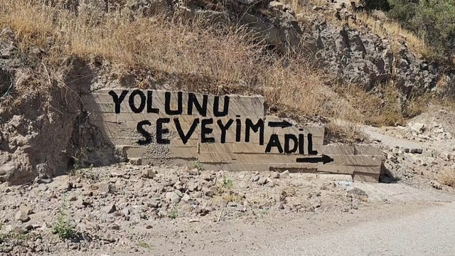 İzmir'de bozuk yol isyan ettirdi, vatandaş çileyi duvarlara yazdı