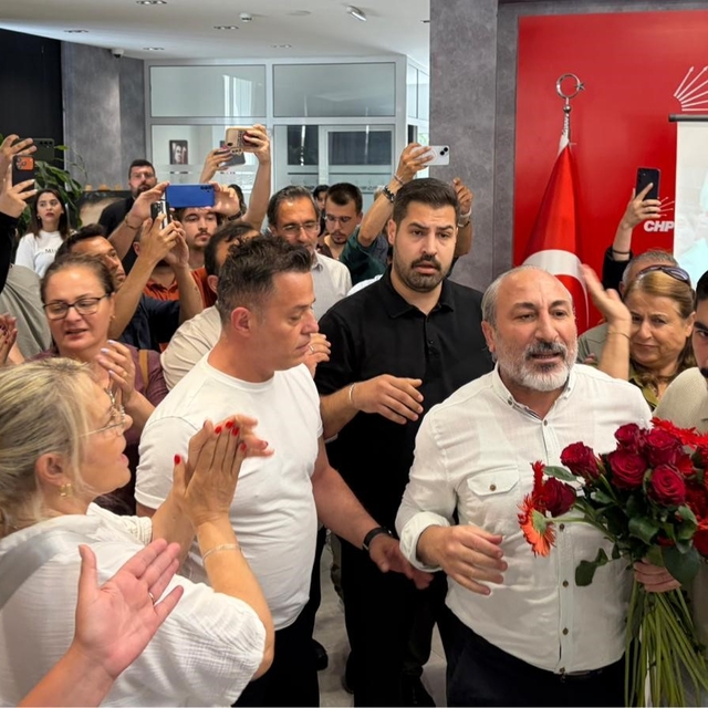 CHP İzmir İl Başkanlığı'nda 'Karanfil' gerginliği
Gümrükçü'ye yakın isimler...