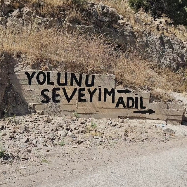 İzmir'de bozuk yol isyan ettirdi, vatandaş çileyi duvarlara yazdı