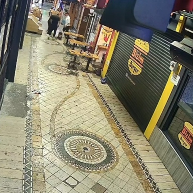 Yoldan geçen mühendisin önünü kesip dövdüler; olay kamerada
