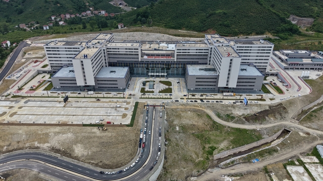 Bin 200 yataklı Ordu Şehir Hastanesi açılış için gün sayıyor
Vatandaşlar hastanenin açılışını umutla bekliyor: "Başka illere gitmemize gerek kalmayacak"