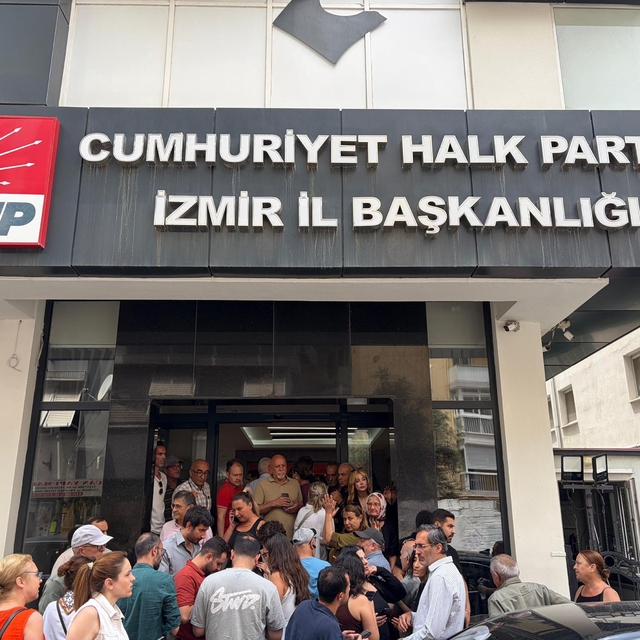 CHP İzmir İl Başkanlığı'nda gerginlik