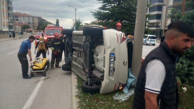 Kulu'da otomobil refüje çıkarak yan yattı: 1 yaralı