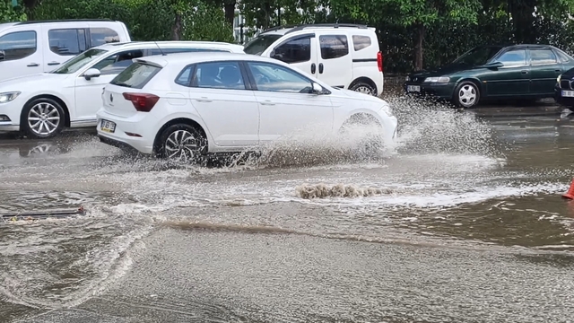 On dakika yağdı, yollar göle döndü