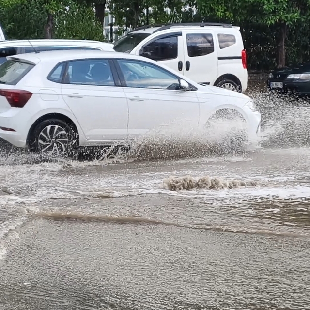 On dakika yağdı, yollar göle döndü