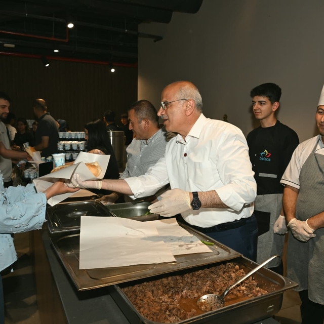 Başkan Er, öğrencilere yemek dağıttı