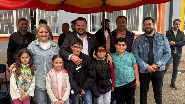 Şarkhöyük'te çocukların yüzünü gülümseten dayanışma
Bağışlarla alınan hediyeler büyük bir sevinç içerisinde sahiplerine ulaştırıldı
Emirdağlılar Vakfı Başkanı Dr. Veli Görkem Pala;
"Bu hikâyenin gerçek kahramanları, 'Harekete Geçmek Lazım' diyerek elini taşın altına koyan kardeşlerimiz, büyüklerimiz ve gönüllülerimizdir"