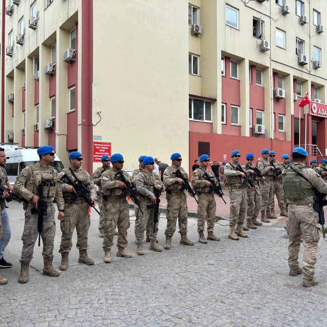 Kocaeli'de rüşvet ve tefecilik operasyonunda gözaltına alınan şüpheliler ad...