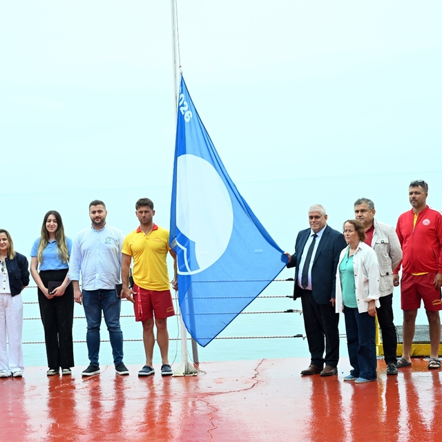 Zonguldak'taki iki plajda mavi bayrak dalgalanmaya başladı