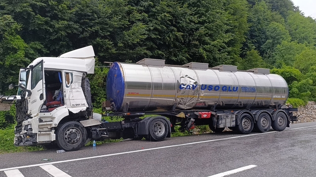 Bariyerlere çarpan tankerin şoförü yaralandı