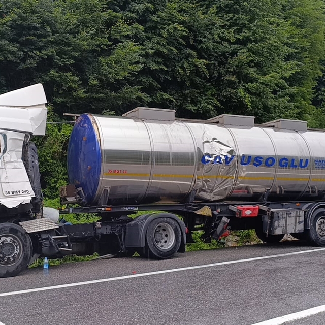 Bariyerlere çarpan tankerin şoförü yaralandı