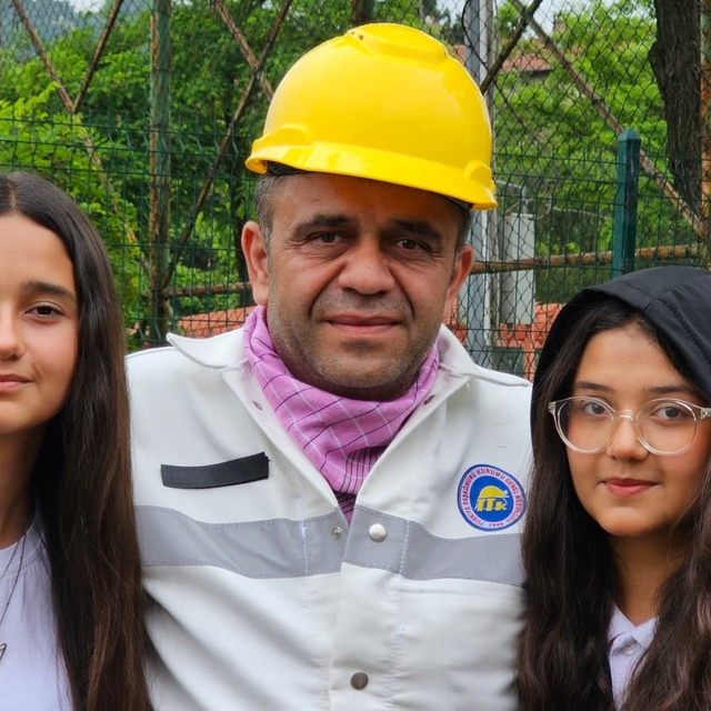 Madenciler, çocuklarının öğrenim gördüğü okulda Babalar Günü'nü kutladı