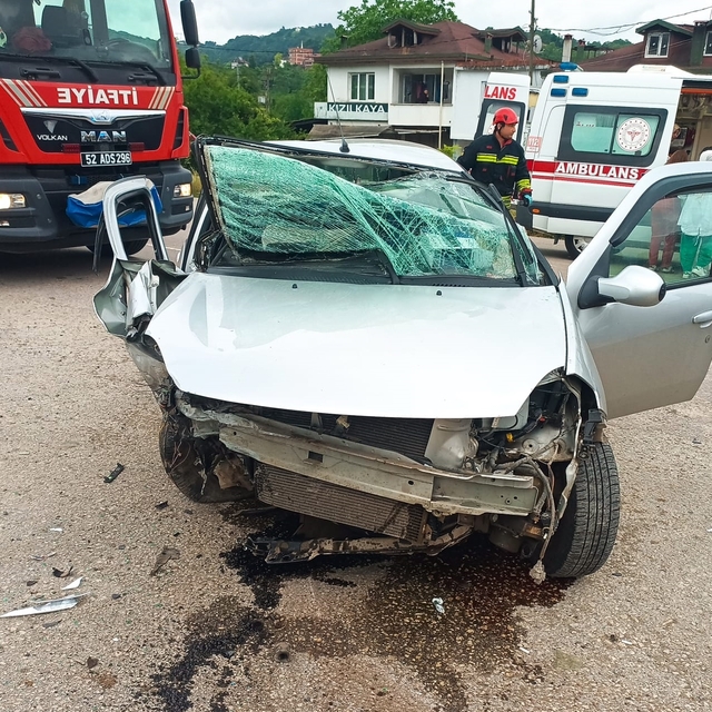 Ordu'da iki otomobilin çarpıştığı kazada 5 kişi yaralandı
