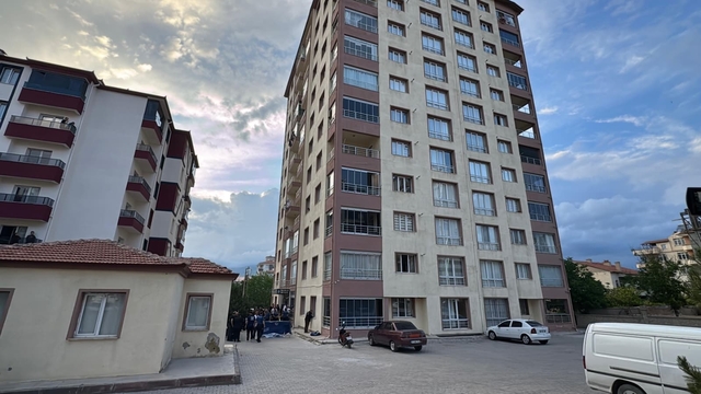 Niğde'de 10'uncu katından düşen genç, hayatını kaybetti.