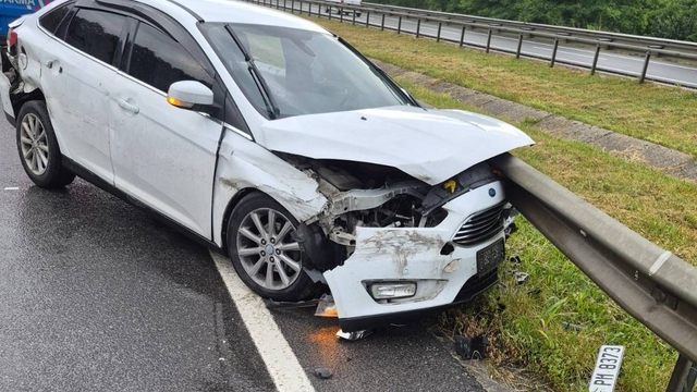 Bariyere çarpan otomobildeki 4 kişi yaralandı