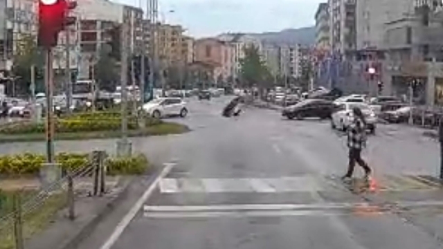 Kırmızı ışıkta geçen motosiklet, otomobile çarpt;, o anlar kamerada
