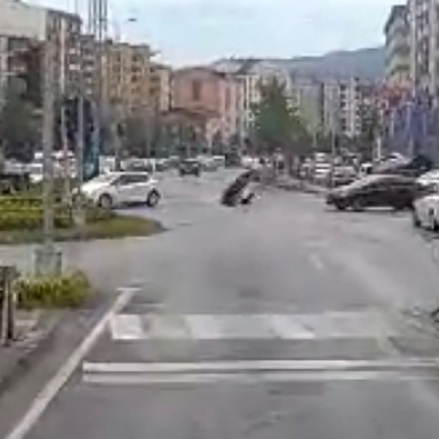 Kırmızı ışıkta geçen motosiklet, otomobile çarpt;, o anlar kamerada