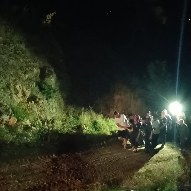 Adana'da uçuruma yuvarlanan otomobilin sürücüsü yaralandı