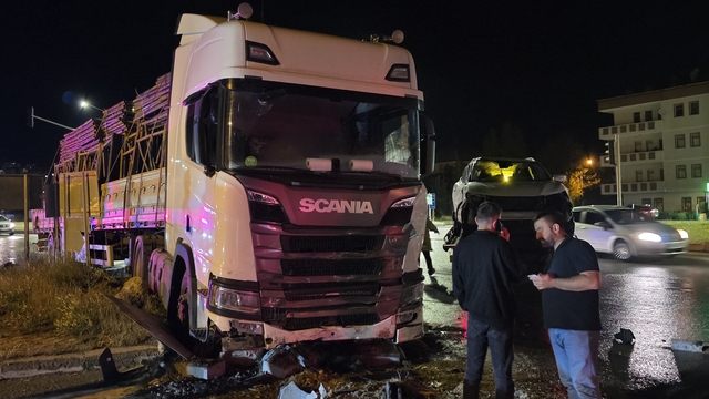 Bayburt'ta kırmızı ışıkta geçen tırın cipe çarpması güvenlik kamerasında