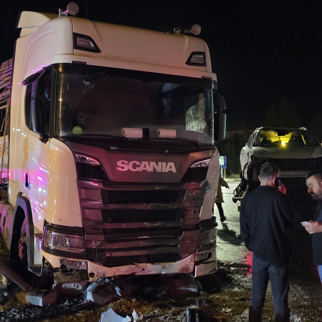 Bayburt'ta kırmızı ışıkta geçen tırın cipe çarpması güvenlik kamerasında