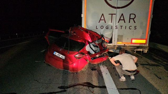 Park halindeki TIR'a arkadan çarpan otomobilin sürücüsü öldü