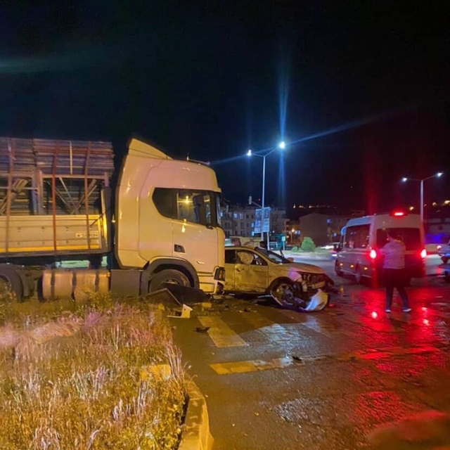 Bayburt'ta tır cipe çarptı: 1 yaralı