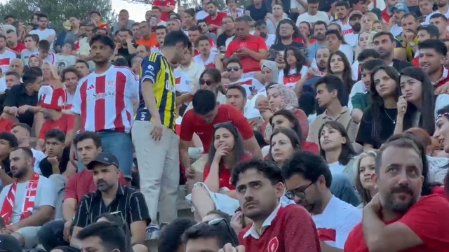 Milli heyecanı 2 bin 500 yıllık antik tiyatroda yaşadılar
Antiphellos Antik Kenti'nde dev ekranda milli maç heyecanı