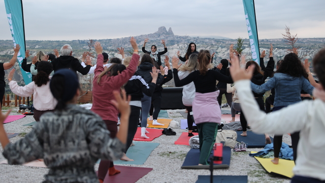 Kapadokya'da gün doğumunda yoga etkinliği düzenlendi
