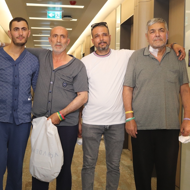Biri damadının, diğeri oğlunun bağışıyla hayata tutundu