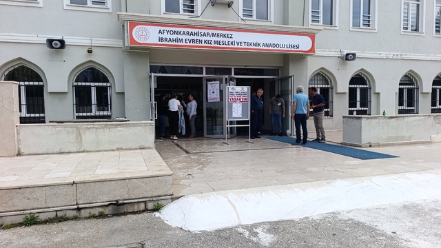Afyonkarahisar'da YKS maratonu başladı
Kimliğini unutan ya da kaybeden adayların imdadına polisler yetişti