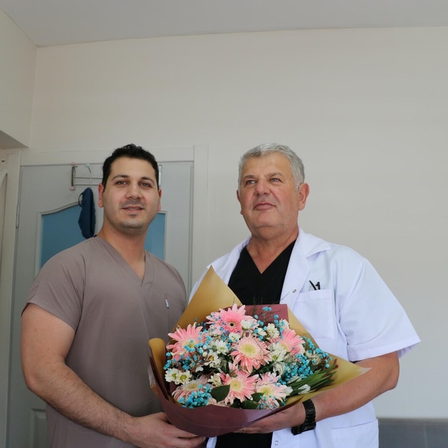 Kendisi gibi doktor olan babasına hastanede sürpriz Babalar Günü kutlaması
