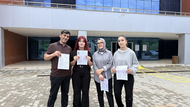 Burdur'da anne, baba ve iki kızları birlikte üniversite sınavına girdi