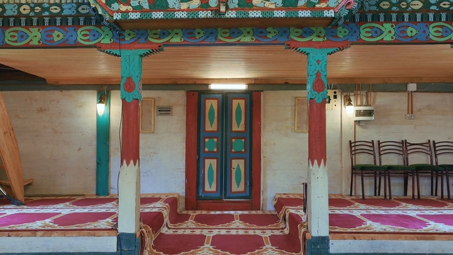 Camili Havzası'ndaki 175 yıllık ahşap cami babadan oğula korunuyor