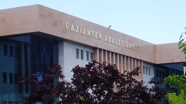 Bahar Apartmanı davasında 'eksik inceleme ve yetersiz rapor' şoku
Karar bozuldu, dosya yeniden görülmek üzere ilk derece mahkemesine gönderildi
10 kişinin öldüğü Bahar Apartmanı davasında 3 sanığa 11 yıl hapis cezası verilmişti