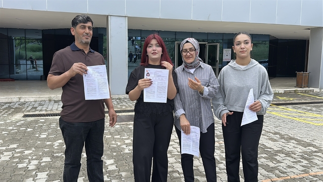 Baba, anne ve 2 kızı sınavda birbirlerine rakip oldu