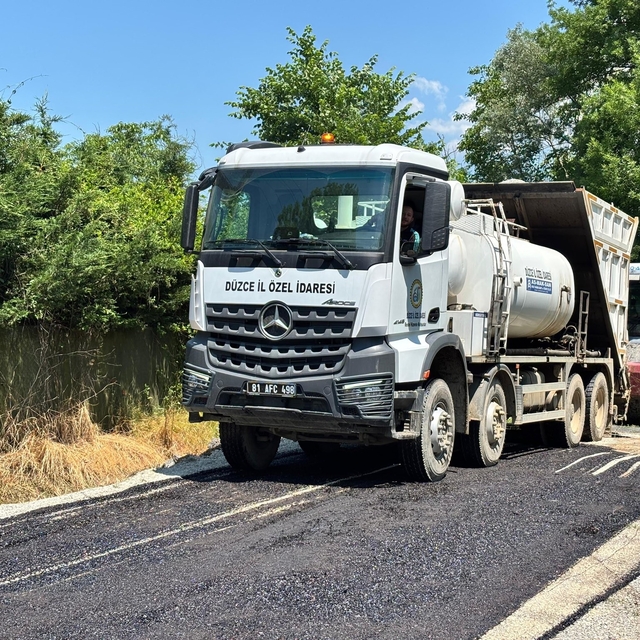Karadere Hasanağa Köyü'nde sathi kaplama çalışmaları devam ediyor