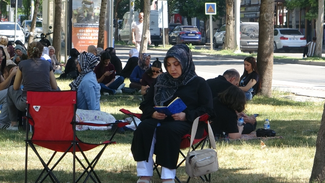 Batman'da çocukları sınava giren veliler parklarda dua etti
