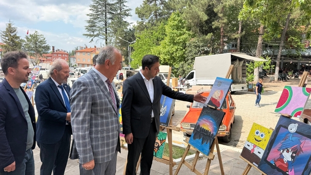 Şaphane'de yılsonu hayır çarşısı ve sergi yoğun ilgi gördü
