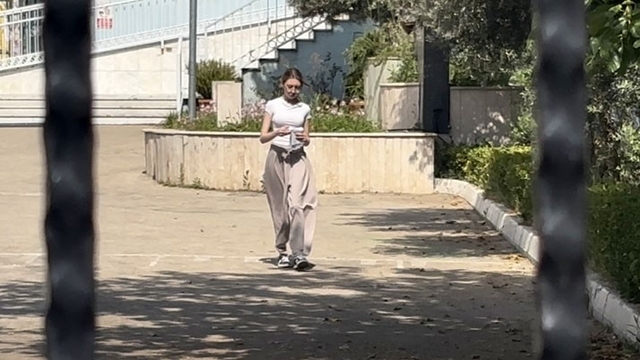 10 saniyeyle hayalleri kapıda kaldı: YKS'ye geç kalan öğrencinin üzüntüsü kameraya yansıdı