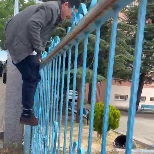 Demir kapıdan atlayarak yetişmeye çalıştı, sınava alınmayınca duvarından at...