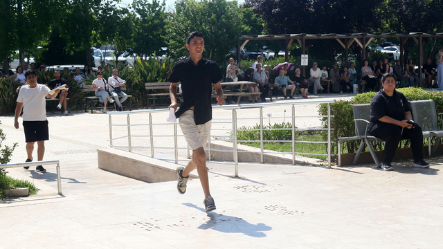 Aracını park edemeyince sınava geç kalan aday içeri alınmadı