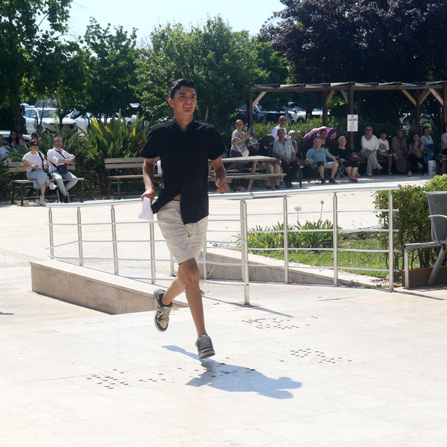 Aracını park edemeyince sınava geç kalan aday içeri alınmadı