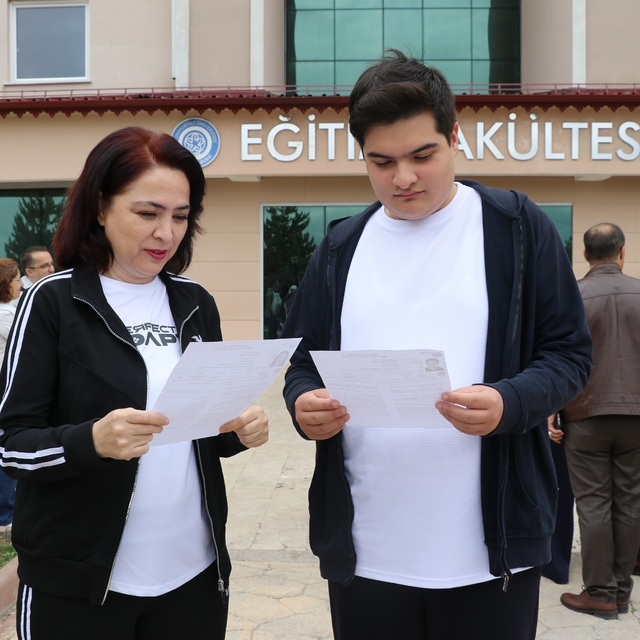 Anne oğul bitişik sınıflarda sınava girdi
Sivas'ta YKS'ya başvuru yapan ann...