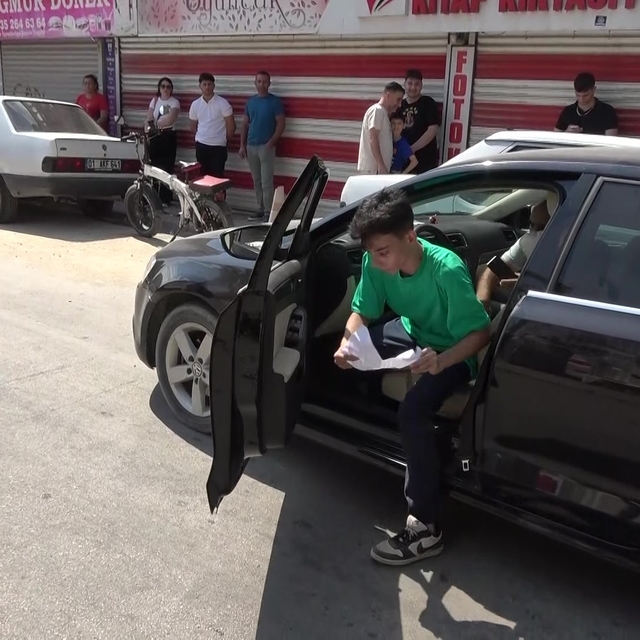 Sınava 1 dakika kala yetişti, aracının el frenini çekmeden araçtan fırlayıp...