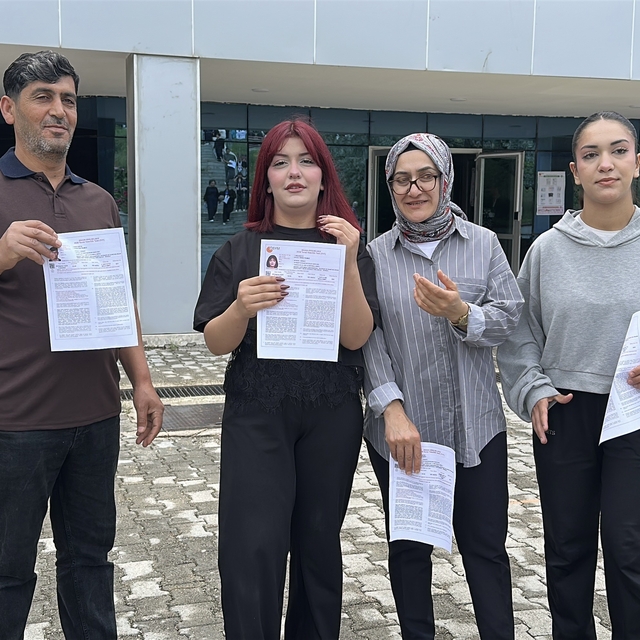 Baba, anne ve 2 kızı sınavda birbirlerine rakip oldu