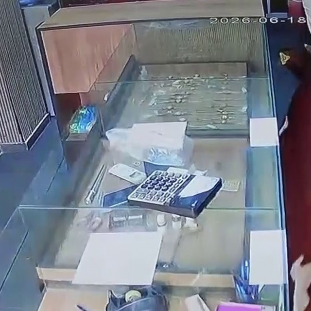 Sahibinden kaçan dana kuyumcu dükkânına girdi
O anlar kamerada