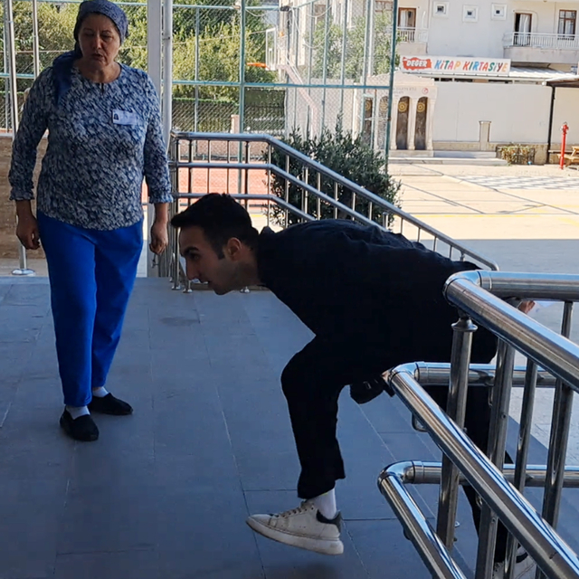 Görevlilerin 'Koş, çabuk kapı kapandı' uyarısıyla hızlanıp sınava yetişti
