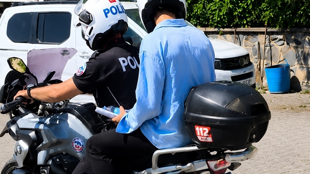 Şanlıurfa'da YKS'ye geç kalan öğrencileri polis yetiştirdi