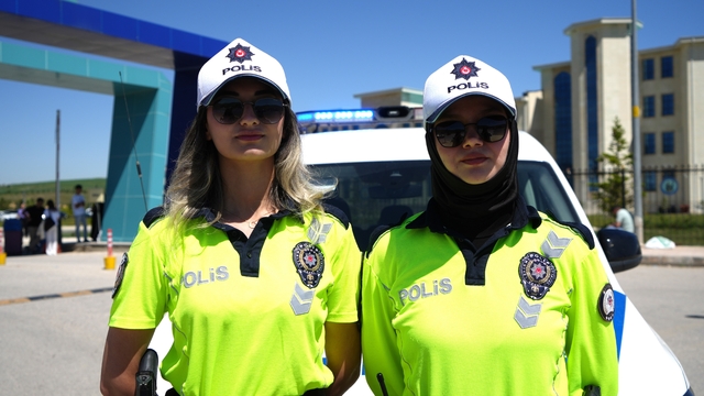 Bayburt'ta yanlış sınav merkezine gelen öğrencinin yardımına kadın polisler yetişti