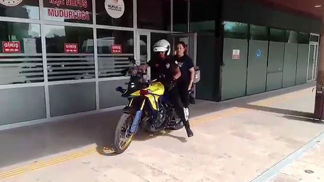 Denizli'de polisler kimlik sorunu yaşayan öğrencileri sınava son anda yetiştirdi